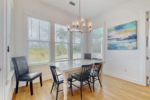 Sunny coastal getaway with shared pool firepit putting green & short beach walk House in Orange Beach
