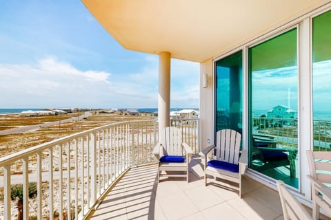 Spacious Coastal Gem With Fast WiFi Gulf Views Private Balcony & Full Kitchen House in West Beach