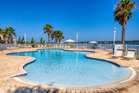 Spacious Coastal Gem With Fast WiFi Gulf Views Private Balcony & Full Kitchen House in West Beach