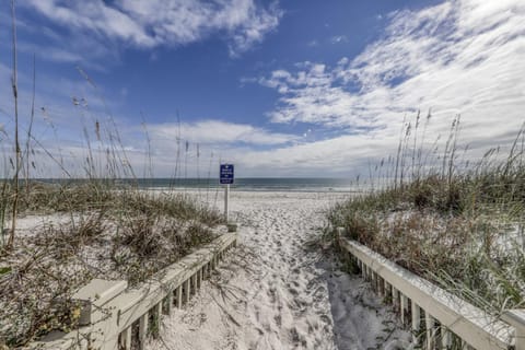Dog-friendly home with beach access outdoor pool and tennis - gated community House in Gulf Shores
