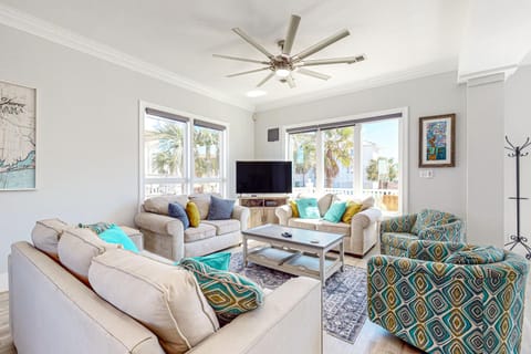 Dog-friendly home with beach access outdoor pool and tennis - gated community House in Gulf Shores