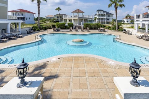 Dog-friendly home with beach access outdoor pool and tennis - gated community House in Gulf Shores