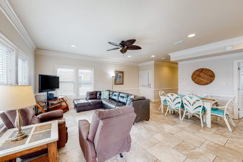 Wonderful home near the gulf with shared pool fishing pier easy beach access House in West Beach