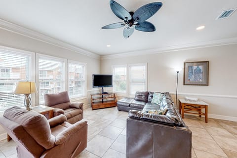 Wonderful home near the gulf with shared pool fishing pier easy beach access House in West Beach