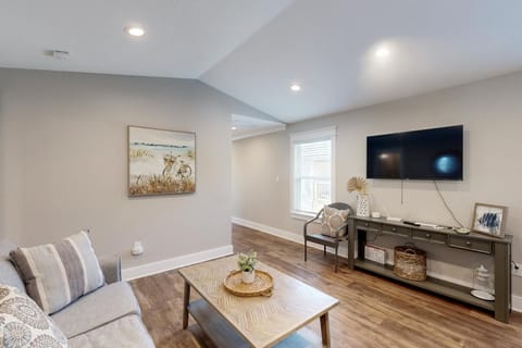 Inviting home near the beach with balcony full kitchen central AC & W&D House in Dauphin Island