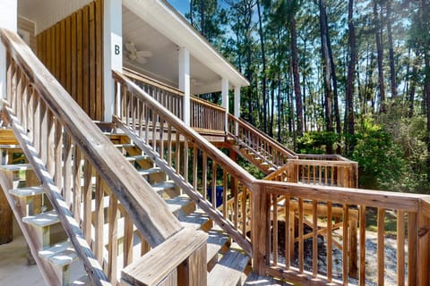 Inviting home near the beach with balcony full kitchen central AC & W&D House in Dauphin Island