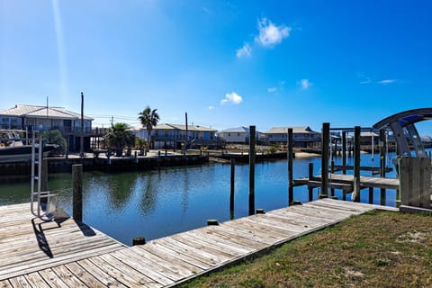 Waterfront home with private grill dock and washer & dryer House in Dauphin Island
