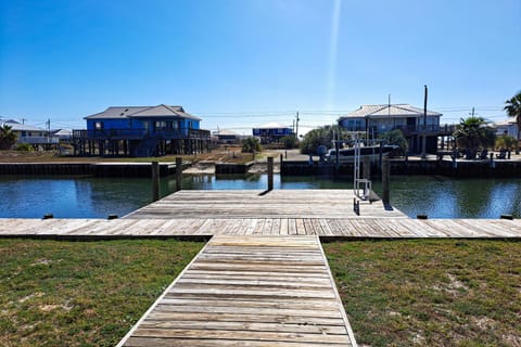 Waterfront home with private grill dock and washer & dryer House in Dauphin Island