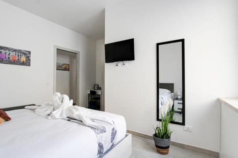 Bed, TV and multimedia, Photo of the whole room, Bedroom, towels, wardrobe