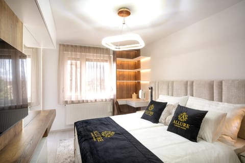 Bed, TV and multimedia, Balcony/Terrace, Photo of the whole room, Bedroom, internet, wardrobe