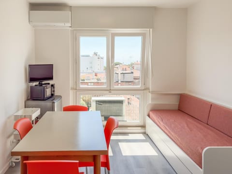 TV and multimedia, Kitchen or kitchenette, Living room, Seating area, Dining area