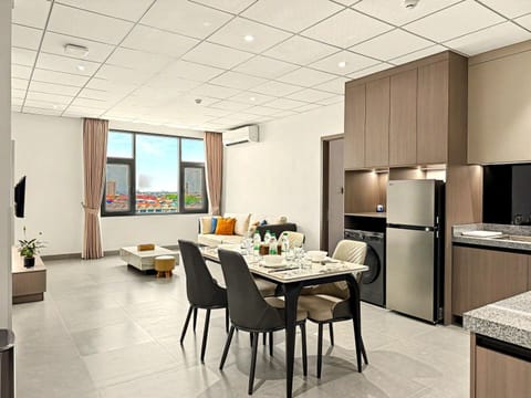 TV and multimedia, View (from property/room), Kitchen or kitchenette, Living room, Seating area, Dining area, air conditioner