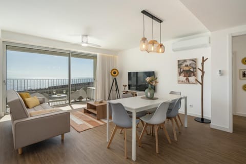View (from property/room), Balcony/Terrace, Living room, Seating area, Dining area, Sea view