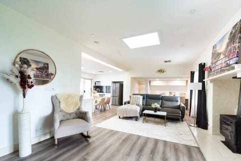 Communal lounge/ TV room, TV and multimedia, Living room, Seating area, Evening entertainment