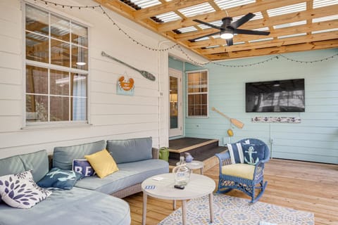 Sea La Vie Coastal Getaway Steps from the Beach House in Waveland