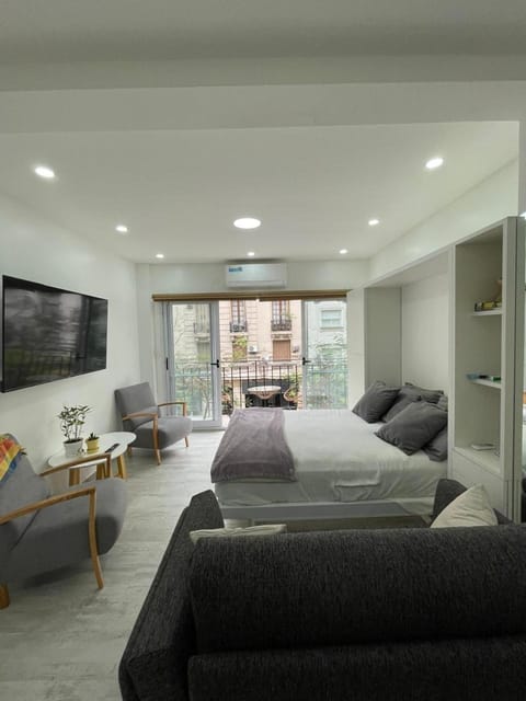 Bed, TV and multimedia, Living room