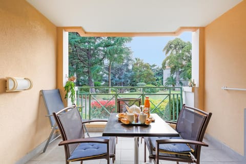 Patio, View (from property/room), Balcony/Terrace, Dining area, Garden view
