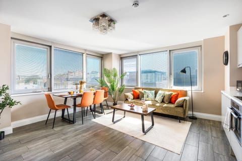TV and multimedia, View (from property/room), View (from property/room), Living room, Dining area, City view, City view