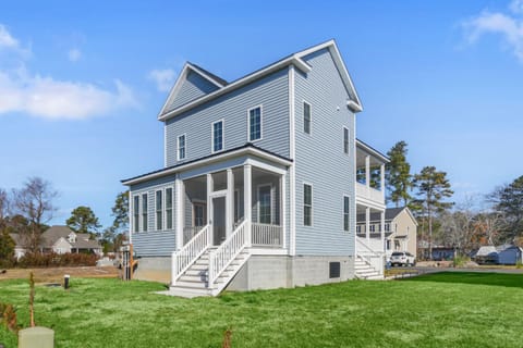 Sandy Penny | Luxury New Build w/ Water Views, En-Suite Bedrooms + Gourmet Kitchen Retreat House in Chincoteague Island