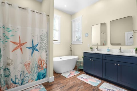 Sandy Penny | Luxury New Build w/ Water Views, En-Suite Bedrooms + Gourmet Kitchen Retreat House in Chincoteague Island