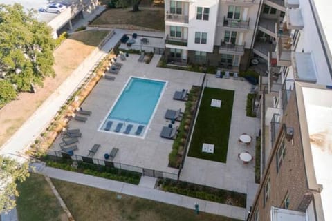 Cozy Modern 2BR Near Dining and Shops Downtown Apartment in Addison