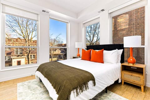 Luxurious 2BR Retreat near Downtown with Roofdeck and Gym Apartment in Minneapolis