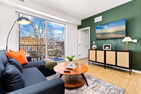 Luxurious 2BR Retreat near Downtown with Roofdeck and Gym Apartment in Minneapolis