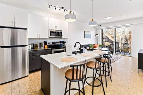 Luxurious 2BR Retreat near Downtown with Roofdeck and Gym Apartment in Minneapolis