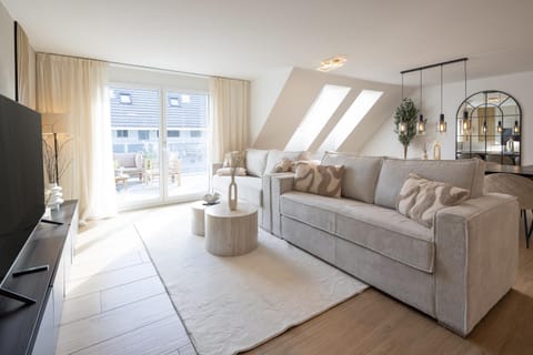TV and multimedia, Living room, Seating area, Evening entertainment