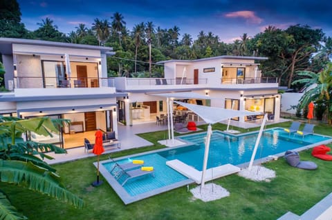 Property building, Garden, Swimming pool