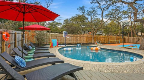 The Lone Star Luxe - Pool - Hot Tub - Sport Court House in San Antonio