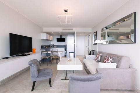 Blue Riviera - Terrace with sea view, pool, modern, spacious, AC Apartment in Cannes