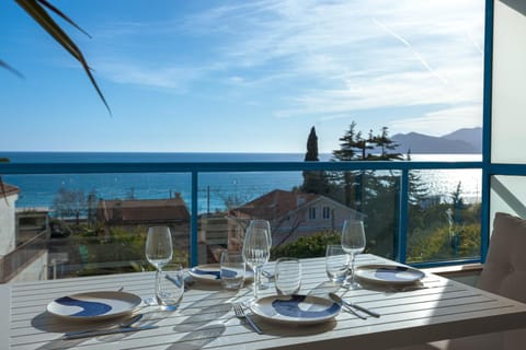 Blue Riviera - Terrace with sea view, pool, modern, spacious, AC Apartment in Cannes