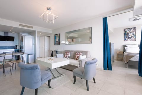 Blue Riviera - Terrace with sea view, pool, modern, spacious, AC Apartment in Cannes