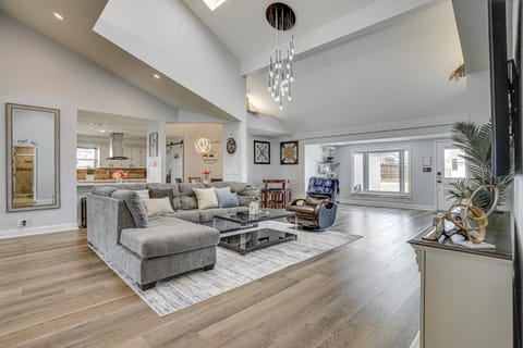 Private 1-Acre Hideaway, 2 Mi to Joe Pool Lake! House in Mansfield