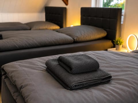 Bed, Bedroom, towels