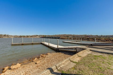 Boat-Ready Location! Airy Greenwood Family Cottage House in Lake Greenwood