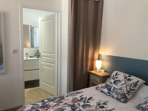 Bed, Photo of the whole room, wardrobe