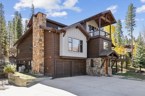 Elevated Escape, large beautiful home, great views, hot tub House in Breckenridge