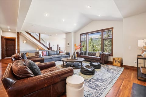 Elevated Escape, large beautiful home, great views, hot tub House in Breckenridge