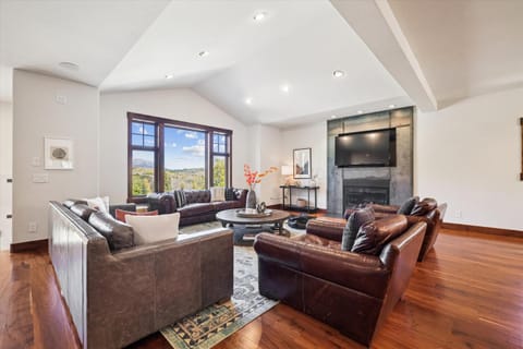 Elevated Escape, large beautiful home, great views, hot tub House in Breckenridge