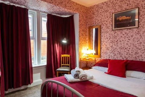 Bed, Photo of the whole room, Seating area, Bedroom