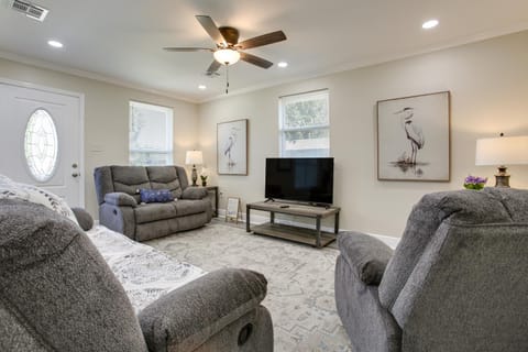 Dine, Shop and Play Kenner Home with Patio and Yard! House in Kenner