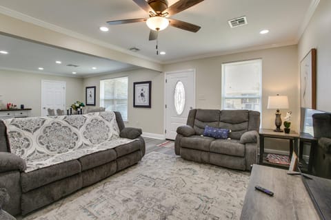 Dine, Shop and Play Kenner Home with Patio and Yard! House in Kenner