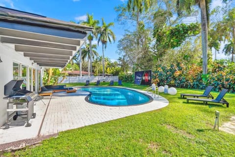 Spacious Miami 4BR Retreat with Pool & BBQ House in Golden Glades