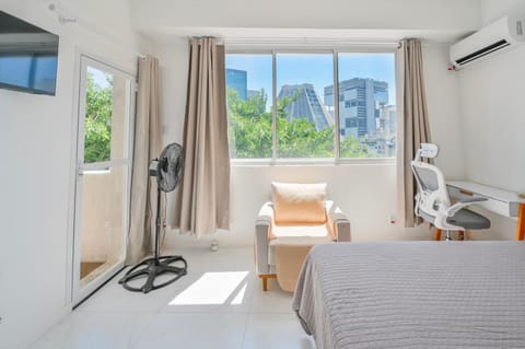 Bed, TV and multimedia, View (from property/room), Photo of the whole room, Bedroom, air conditioner