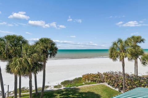 Beachfront Bliss - Outdoor Pool - Sleeps 10 House in Belleair Beach