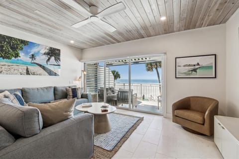 Beachfront Bliss - Outdoor Pool - Sleeps 10 House in Belleair Beach