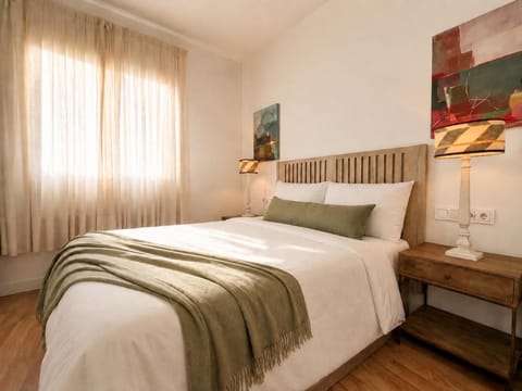 Bed, Bedroom, Quiet street view, internet, air conditioner