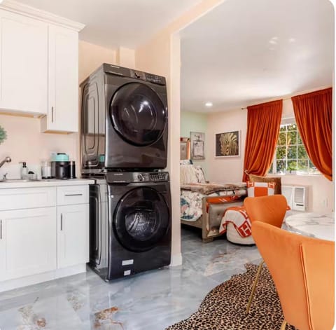 Zen guess house Bed and Breakfast in Beverly Hills